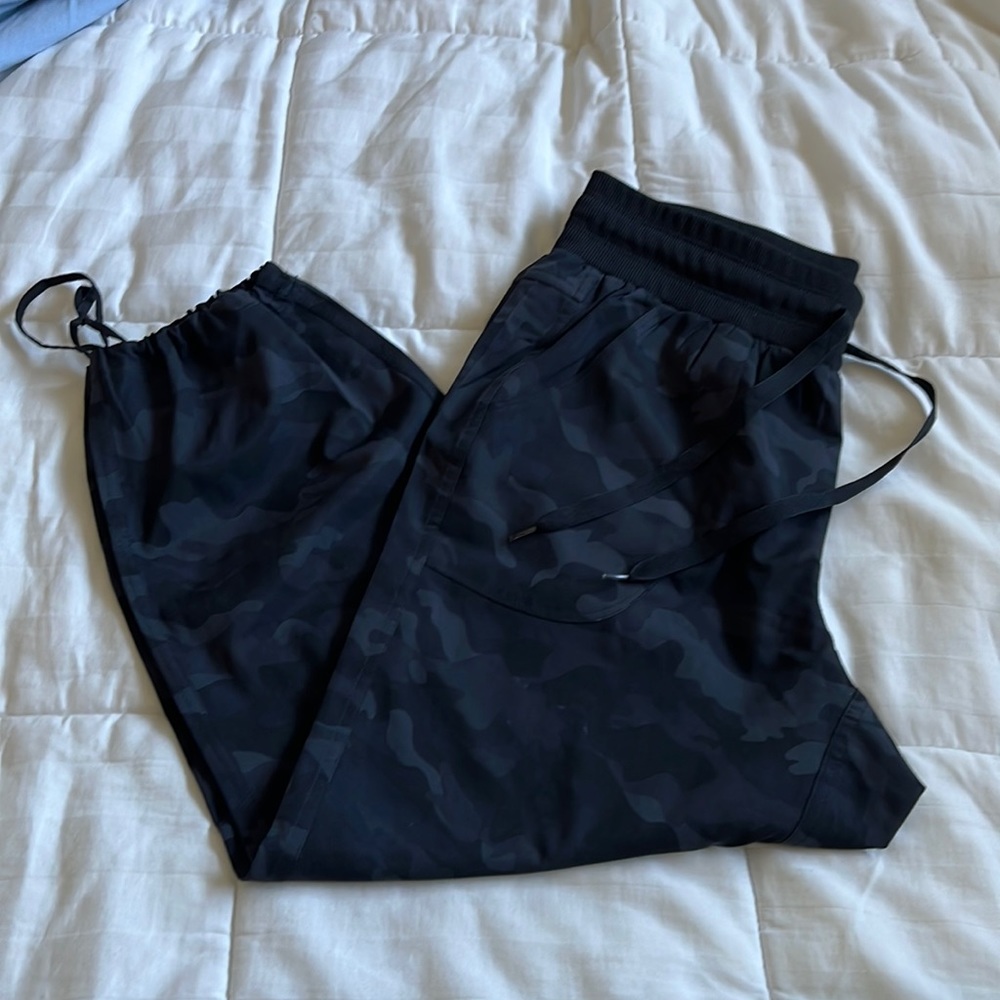 EUC Black and gray camo RBX capris